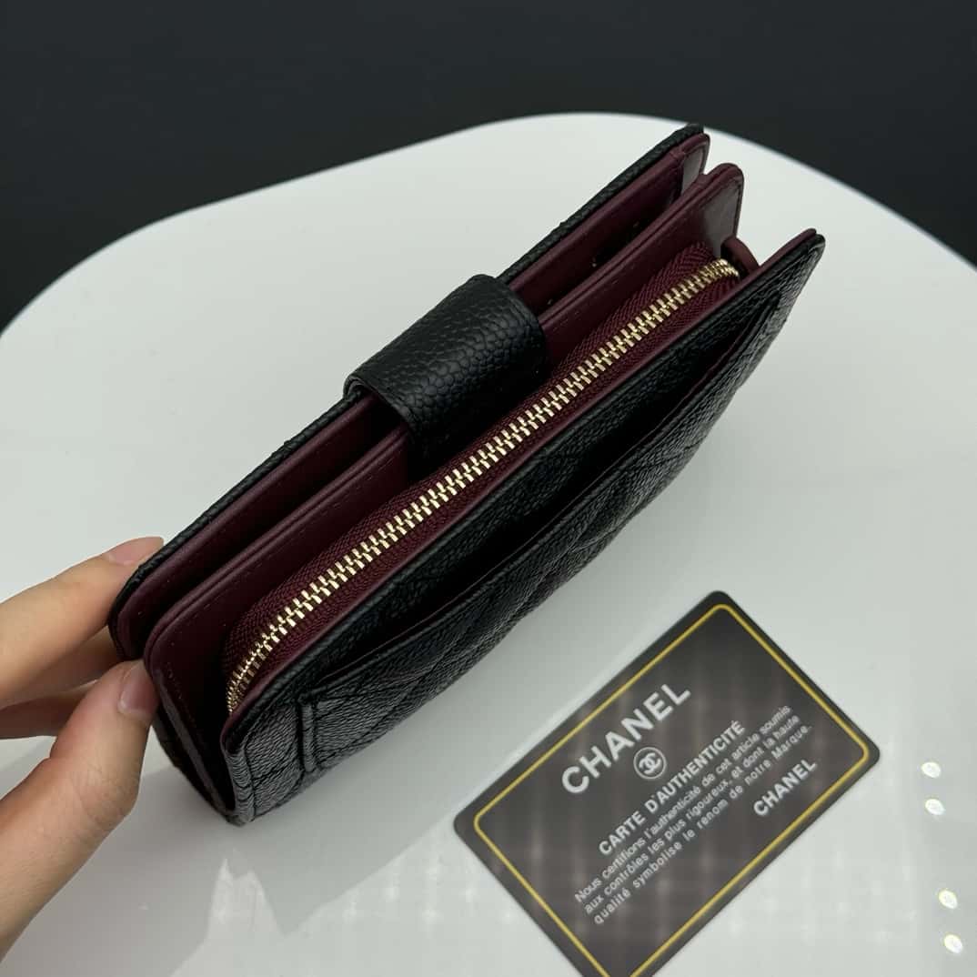【シャネル】  2つ折り財布 キャビアスキン レザー ゴールド金具 財布A48667