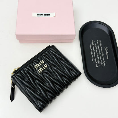 【ミュウミュウ】春夏にぴったりの実用的で絶妙な短財布3色