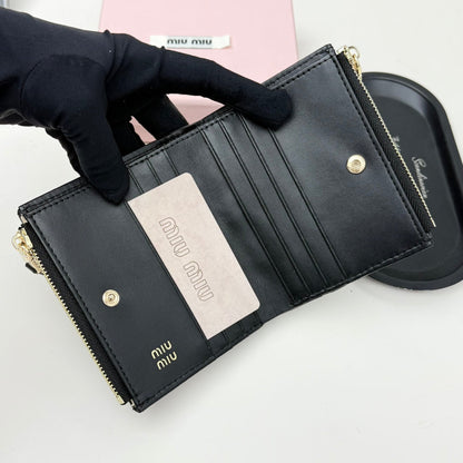 【ミュウミュウ】春夏にぴったりの実用的で絶妙な短財布3色