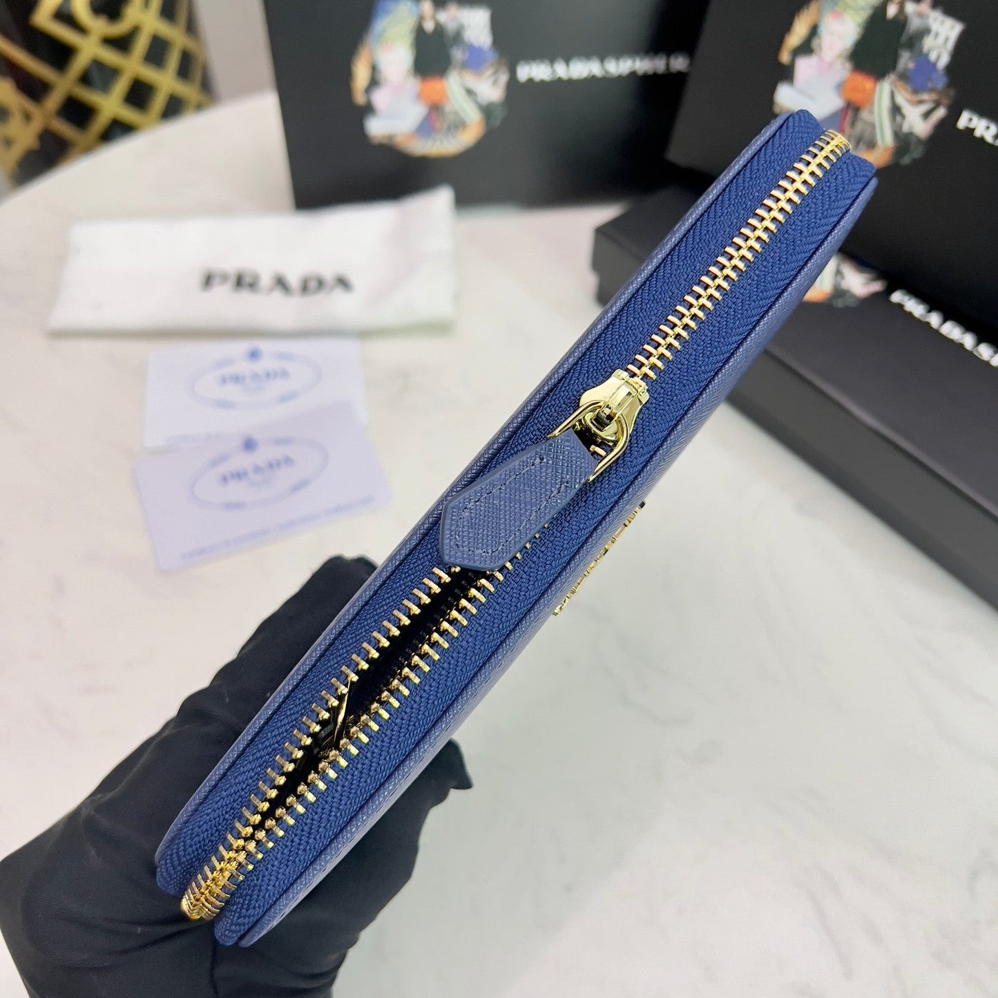 【プラダ】アイコンロゴ×機能性 スタイリッシュなジップウォレット